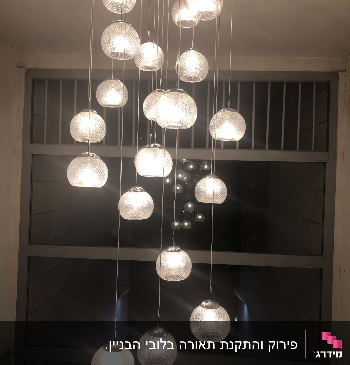 מנורות תלויות עגולות עם חוטים מהתקרה